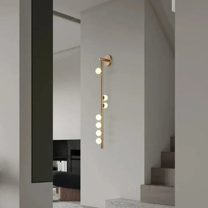 Modern vägglampa i glas och metall med sju ljuskällor