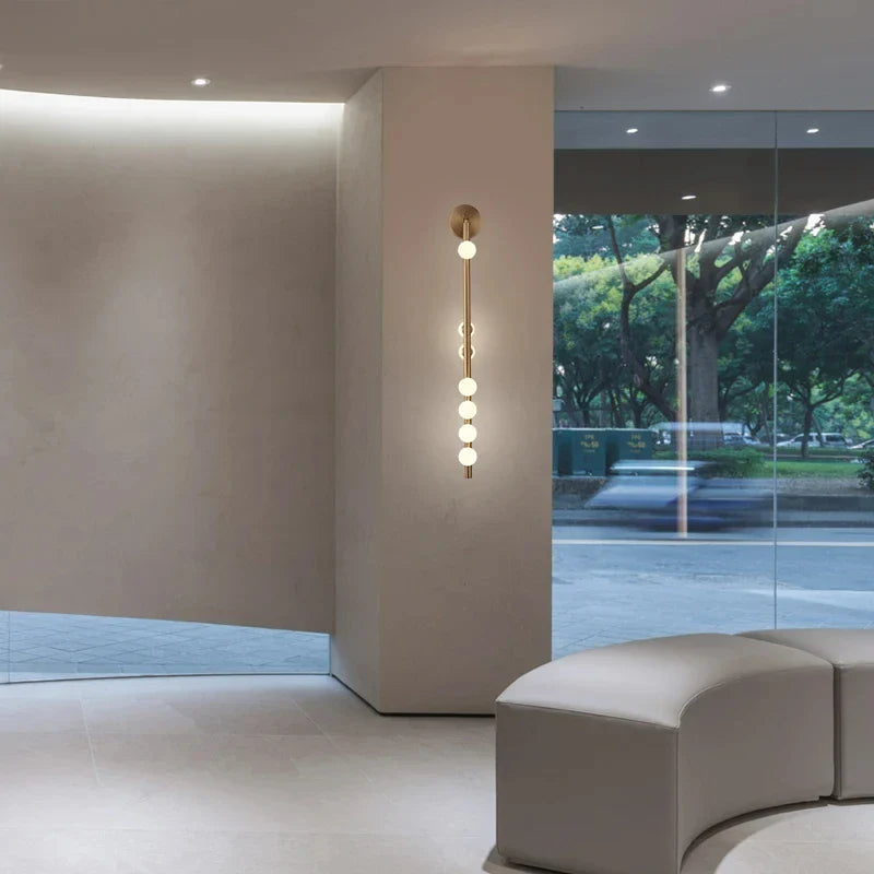 Modern vägglampa i glas och metall med sju ljuskällor