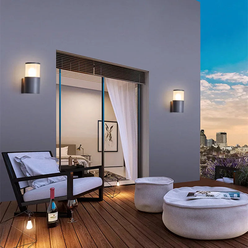 Solcellsdriven vägglampa i aluminium med upp- och nedåtriktat LED-ljus