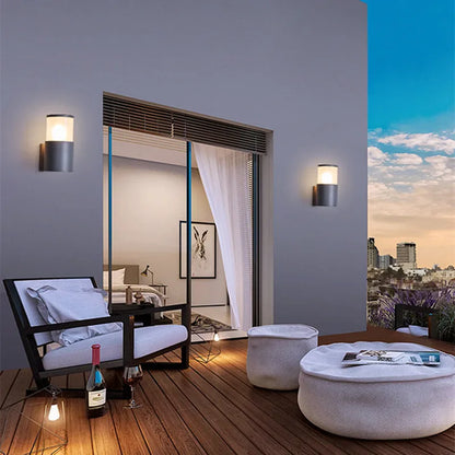 Solcellsdriven vägglampa i aluminium med upp- och nedåtriktat LED-ljus