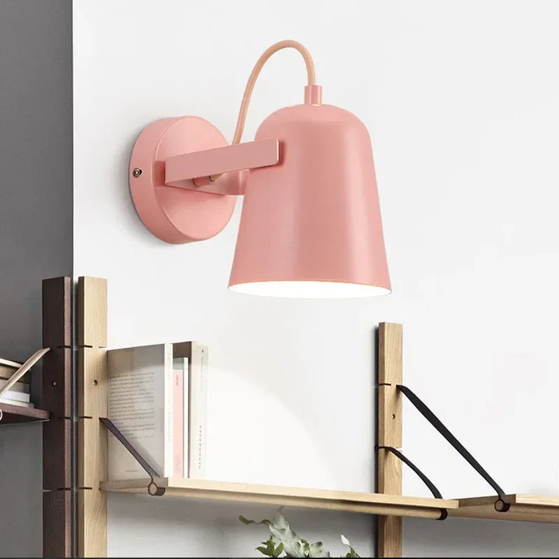 Vägglampa i metall med nordisk minimalistisk design och varm LED-belysning