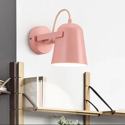 Vägglampa i metall med nordisk minimalistisk design och varm LED-belysning