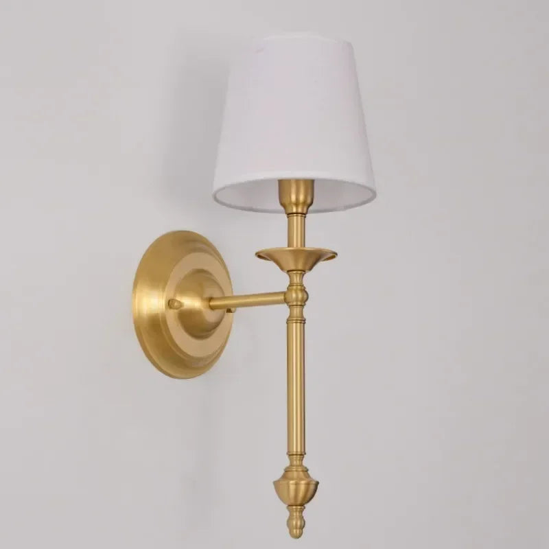 Vägglampa i metall med tygskärm – modern och tidlös design