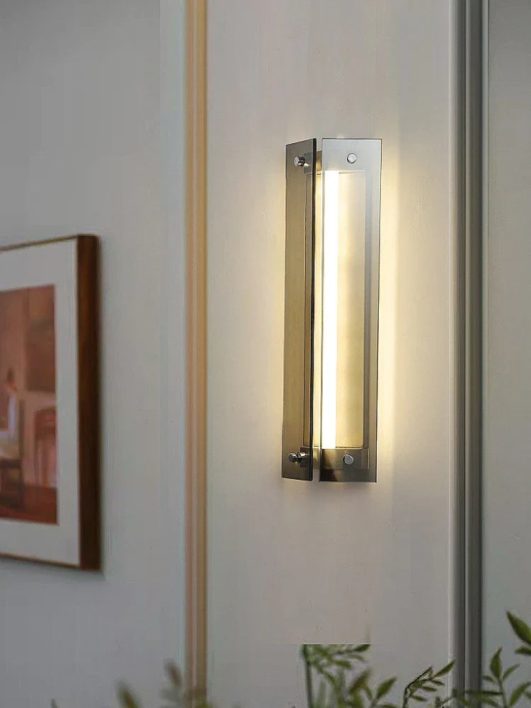 Vägglampa i glas med modern och antik design i rostfritt stål