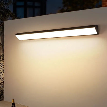 Modern avlång vägglampa med LED-belysning för utomhusbruk