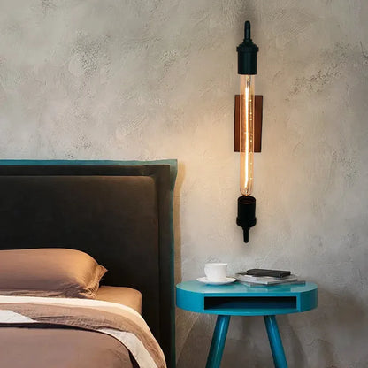 Industriell vägglampa i rördesign – robust retrostil i svart järn