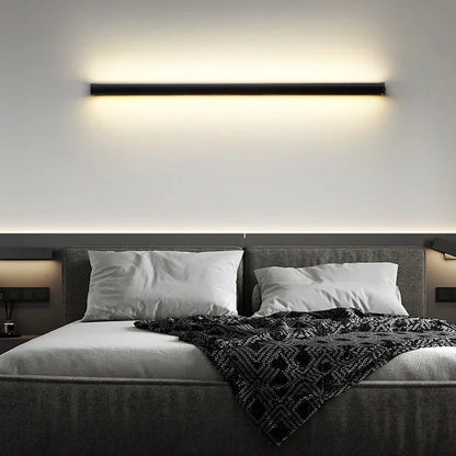 Modern lång LED-vägglampa i minimalistisk design – för vardagsrum, matsal och trappor