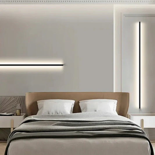 Vägglampa i aluminium med minimalistisk kubdesign och dimbar LED-belysning