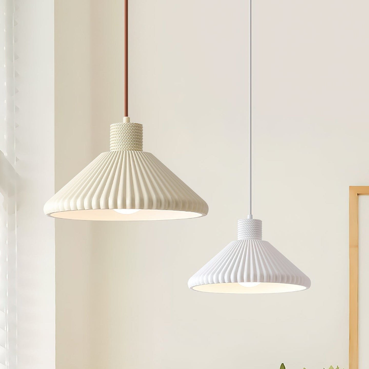 Nordisk plisserad pendellampa i resin – stilren design för hem och café