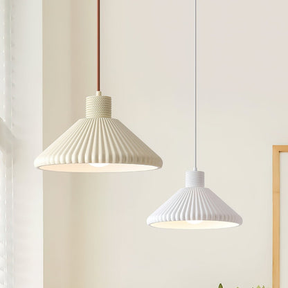 Nordisk plisserad pendellampa i resin – stilren design för hem och café