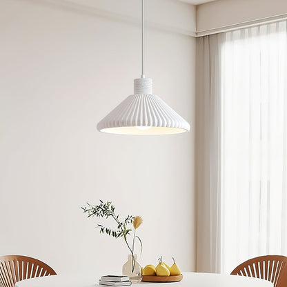 Nordisk plisserad pendellampa i resin – stilren design för hem och café