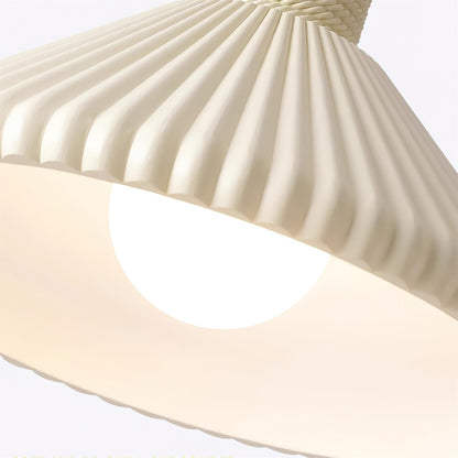Nordisk plisserad pendellampa i resin – stilren design för hem och café