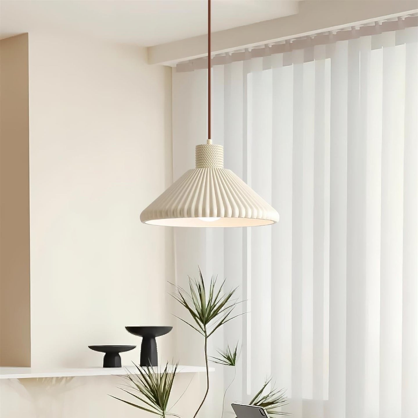 Nordisk plisserad pendellampa i resin – stilren design för hem och café
