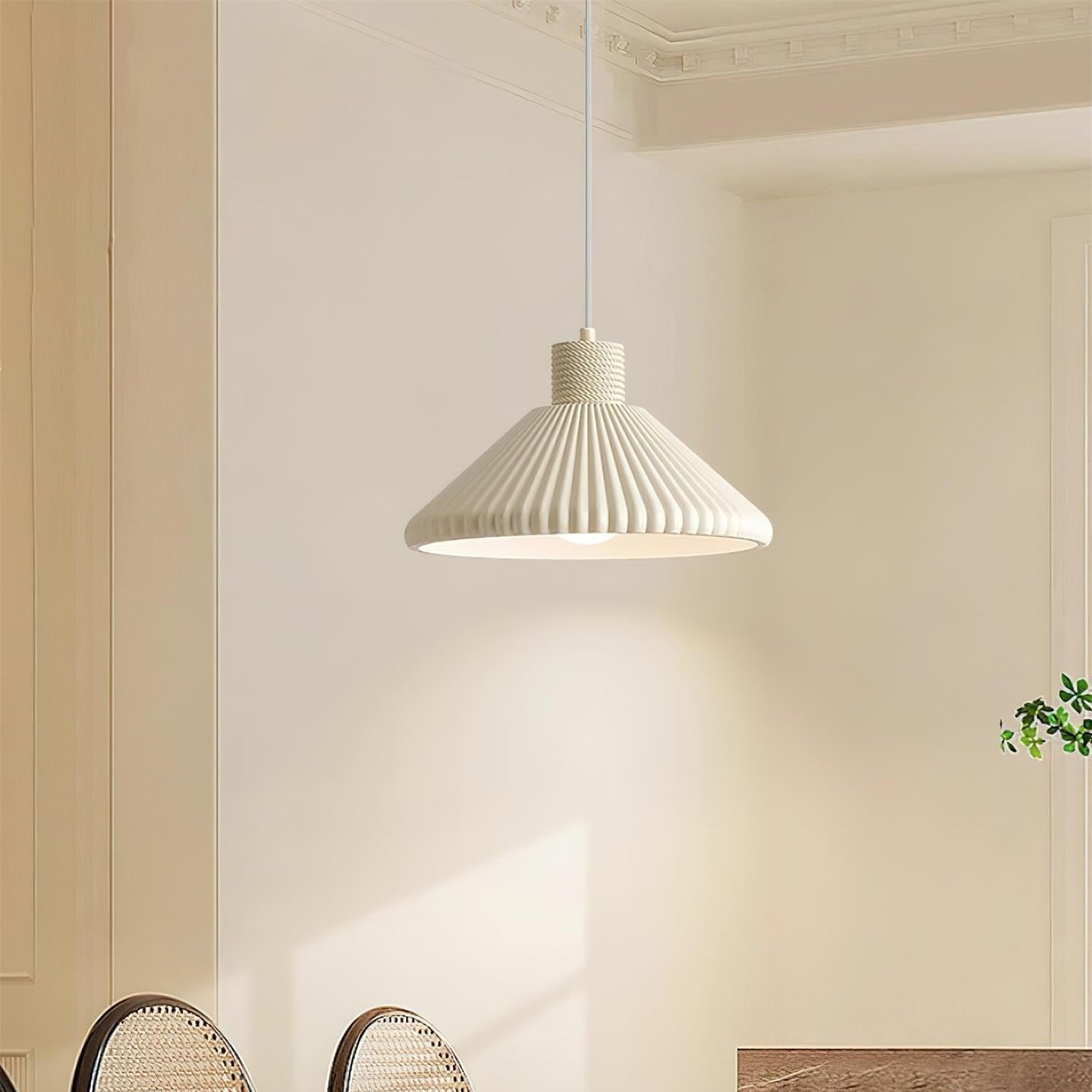 Nordisk plisserad pendellampa i resin – stilren design för hem och café