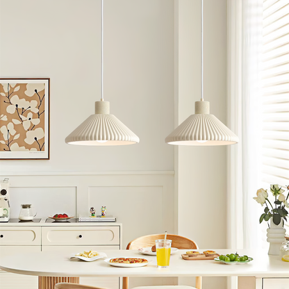 Nordisk plisserad pendellampa i resin – stilren design för hem och café