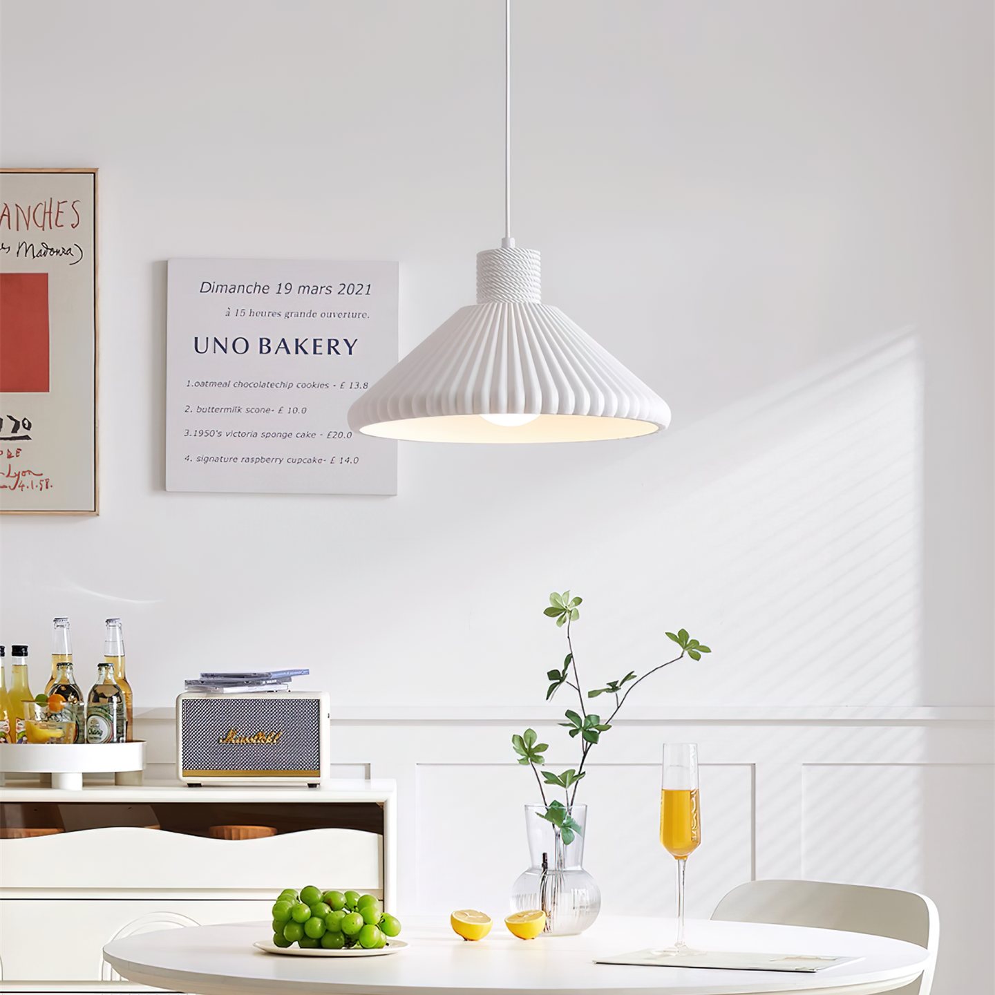 Nordisk plisserad pendellampa i resin – stilren design för hem och café