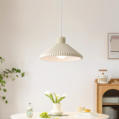 Nordisk plisserad pendellampa i resin – stilren design för hem och café