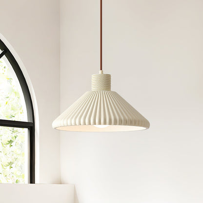 Nordisk plisserad pendellampa i resin – stilren design för hem och café