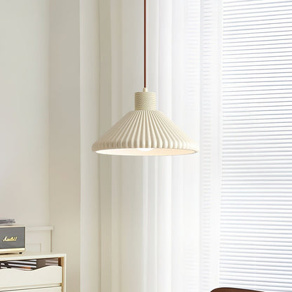Nordisk plisserad pendellampa i resin – stilren design för hem och café