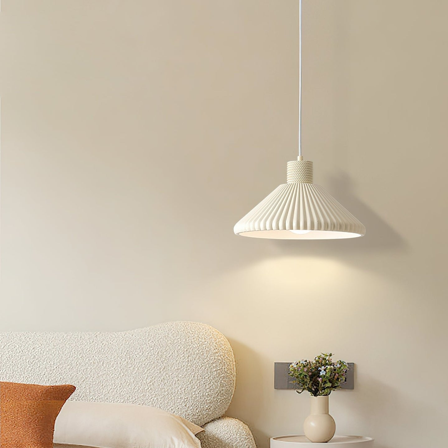 Nordisk plisserad pendellampa i resin – stilren design för hem och café