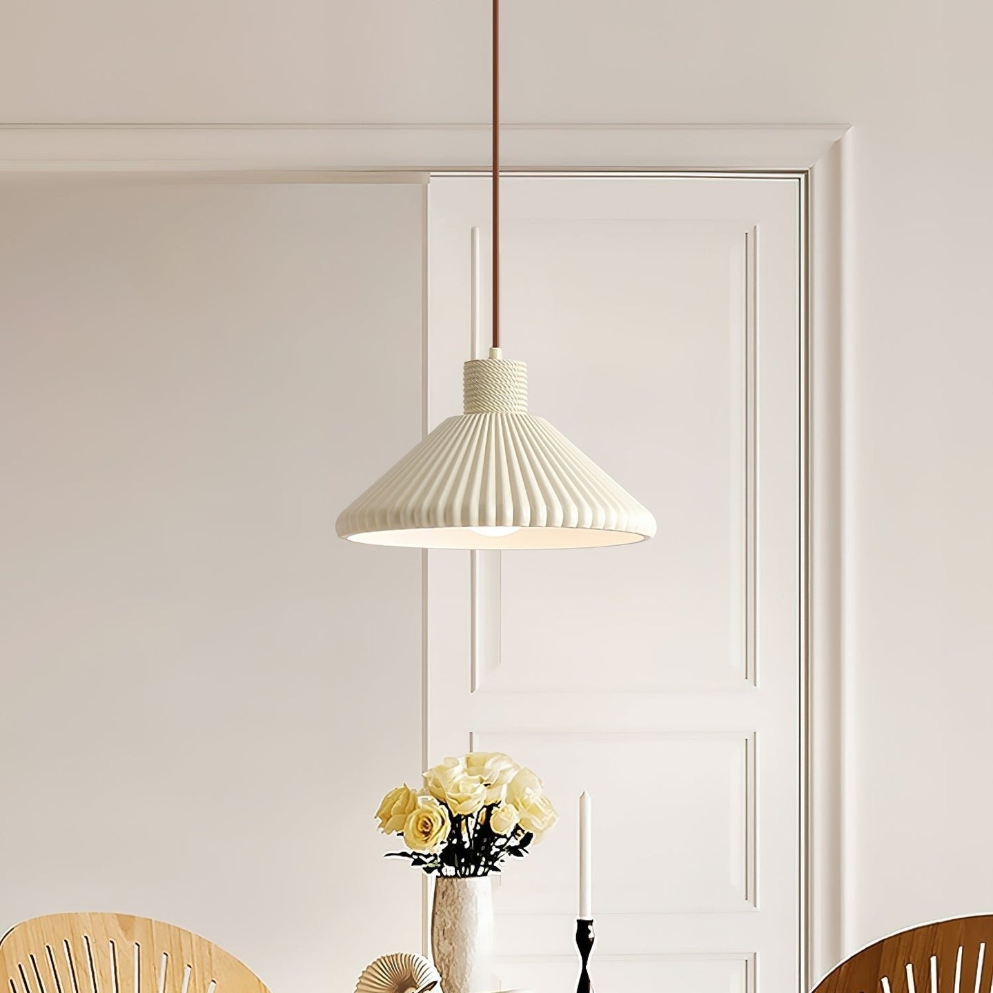 Nordisk plisserad pendellampa i resin – stilren design för hem och café