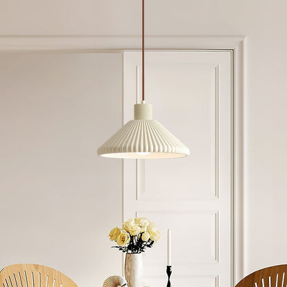 Nordisk plisserad pendellampa i resin – stilren design för hem och café