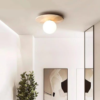 Travertin taklampa med vit glaskupa – minimalistisk plafond i modern wabi-sabi stil