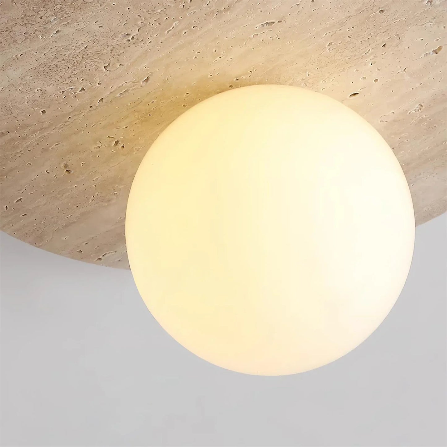 Travertin taklampa med vit glaskupa – minimalistisk plafond i modern wabi-sabi stil