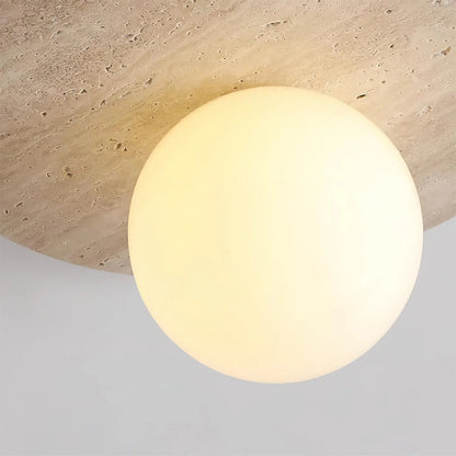 Travertin taklampa med vit glaskupa – minimalistisk plafond i modern wabi-sabi stil