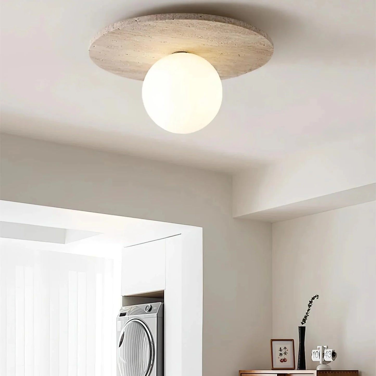 Travertin taklampa med vit glaskupa – minimalistisk plafond i modern wabi-sabi stil