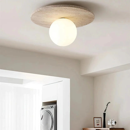 Travertin taklampa med vit glaskupa – minimalistisk plafond i modern wabi-sabi stil