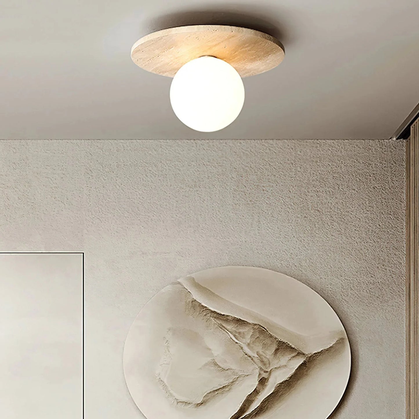 Travertin taklampa med vit glaskupa – minimalistisk plafond i modern wabi-sabi stil
