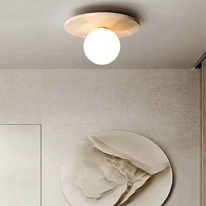 Travertin taklampa med vit glaskupa – minimalistisk plafond i modern wabi-sabi stil
