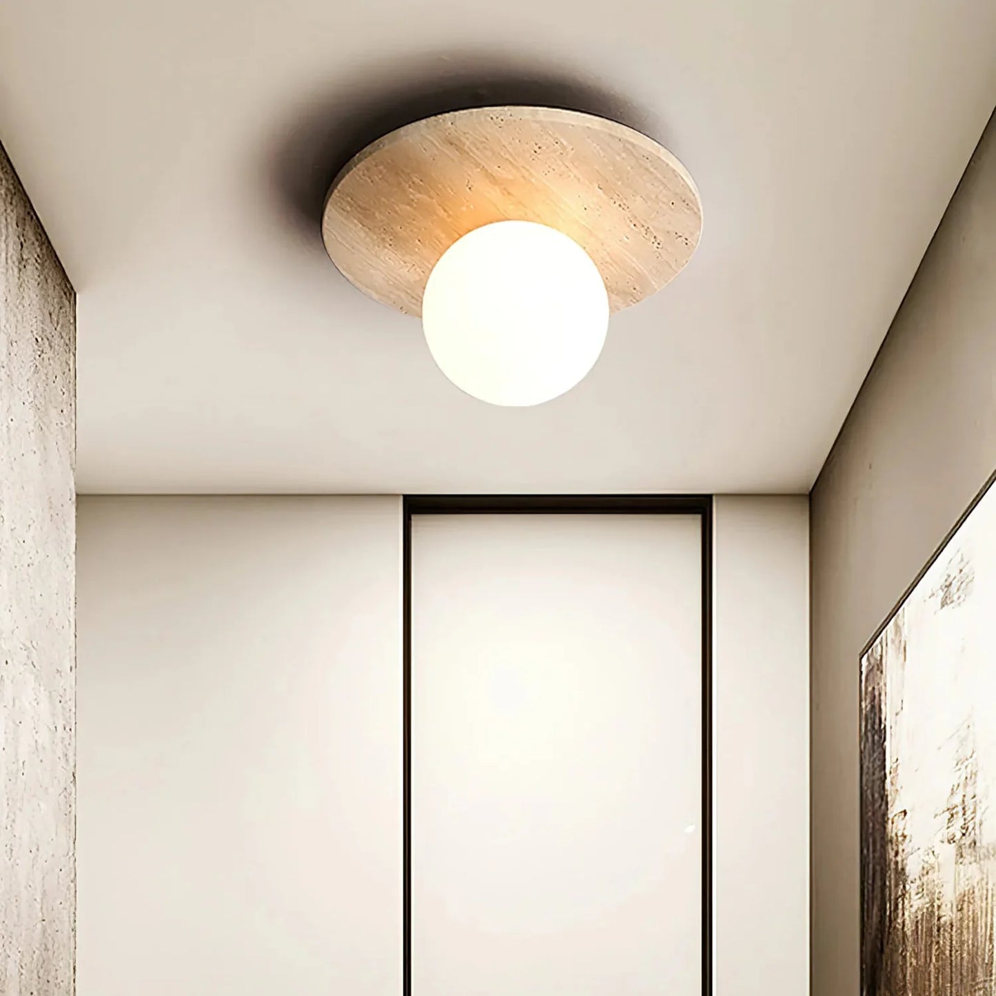 Travertin taklampa med vit glaskupa – minimalistisk plafond i modern wabi-sabi stil
