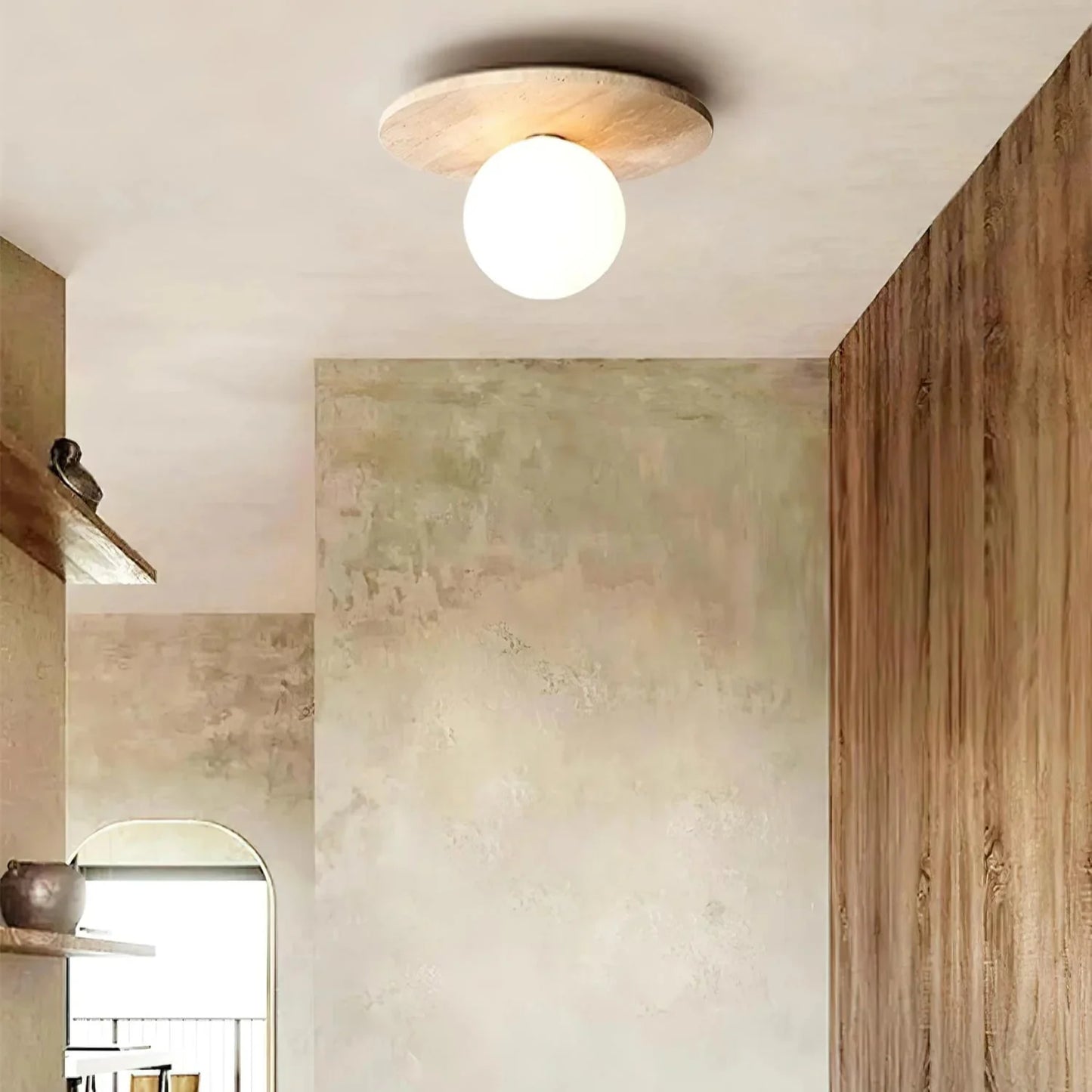 Travertin taklampa med vit glaskupa – minimalistisk plafond i modern wabi-sabi stil