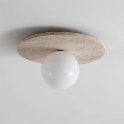 Travertin taklampa med vit glaskupa – minimalistisk plafond i modern wabi-sabi stil
