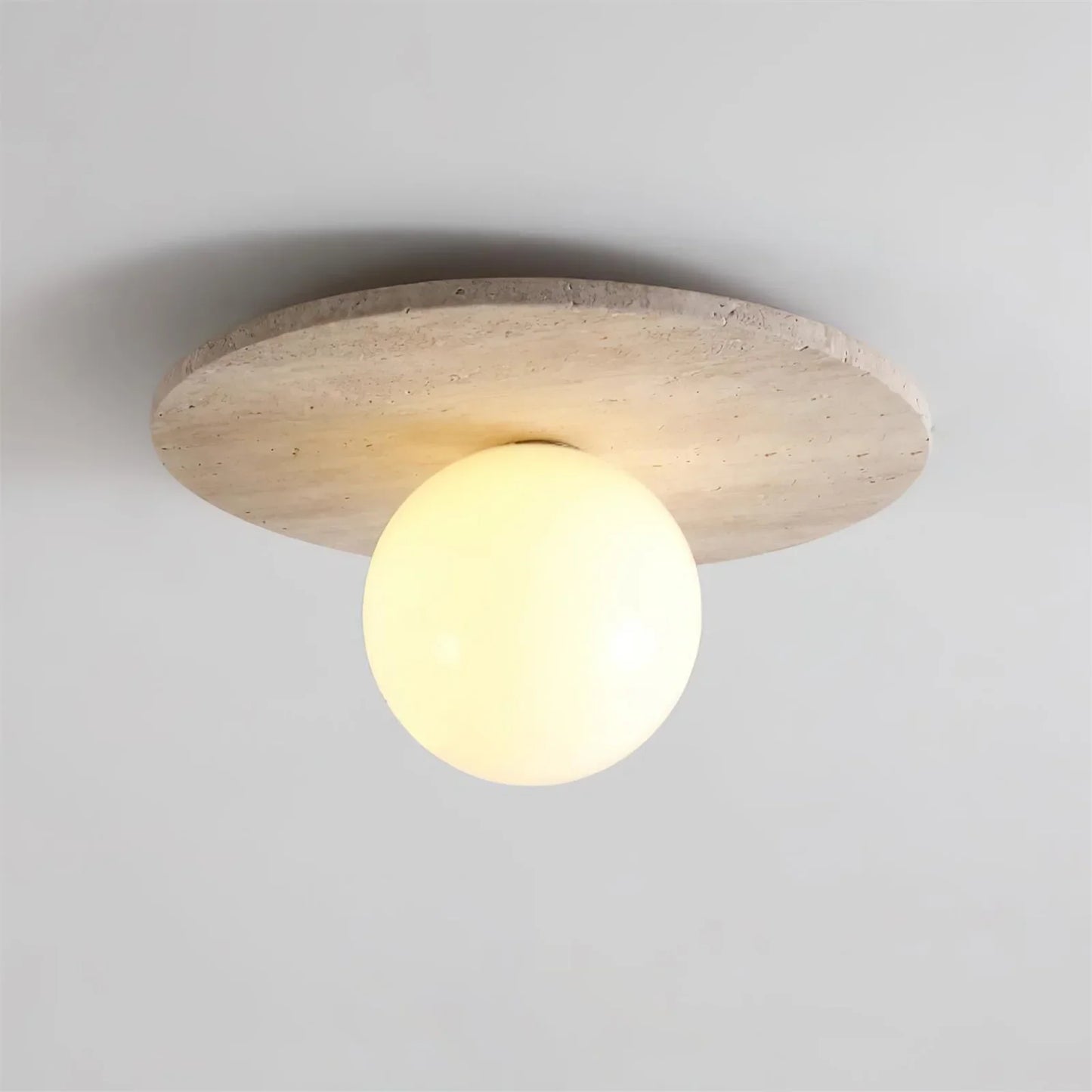 Travertin taklampa med vit glaskupa – minimalistisk plafond i modern wabi-sabi stil