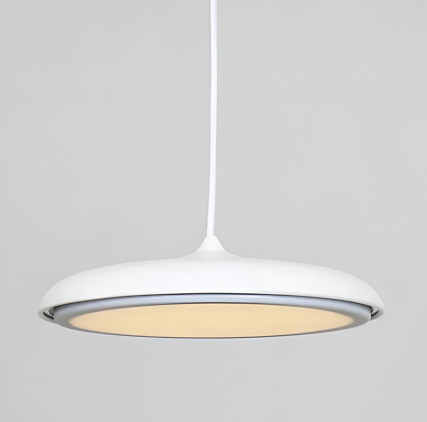 Modern pendellampa i metall med UFO-inspirerad design för matsal kök bar