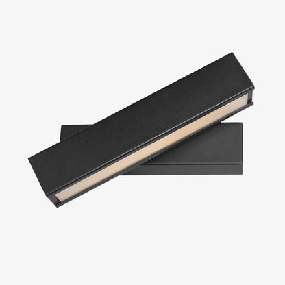 Modern vägglampa i metall och trä med integrerad LED-belysning