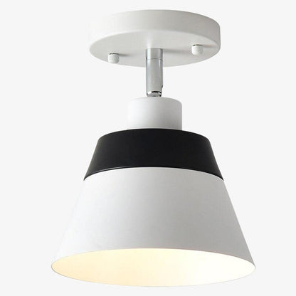 Taklampa i metall med nordisk design och färgad lampskärm