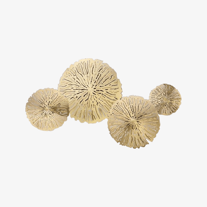 Vägglampa i borstad mässing med blomformad design och LED-belysning