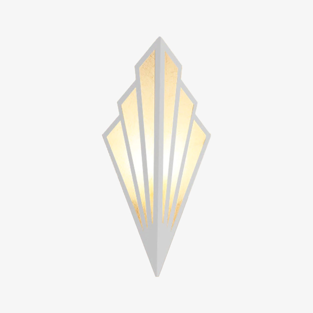 Vägglampa i metall med retrodesign och triangulärt ljusspel