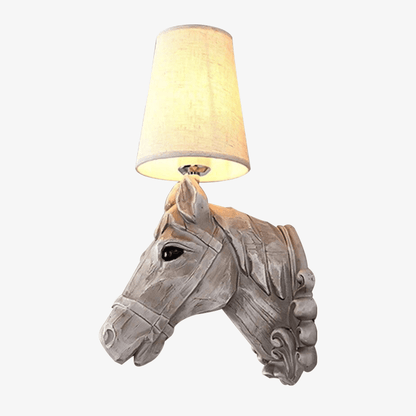 Vägglampa i resin med hästmotiv och tygskärm