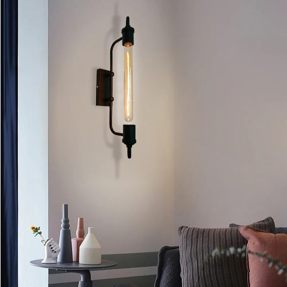 Industriell vägglampa i rördesign – robust retrostil i svart järn