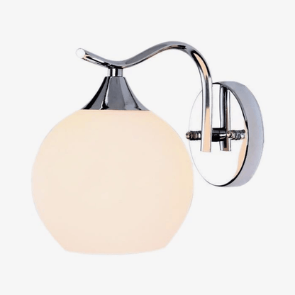 Modern vägglampa med frostat glasklot