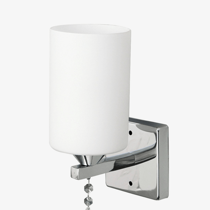 Modern vägglampa med tygskärm och kristalldetalj