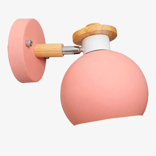 Nordisk vägglampa i metall och trä med rund lampskärm