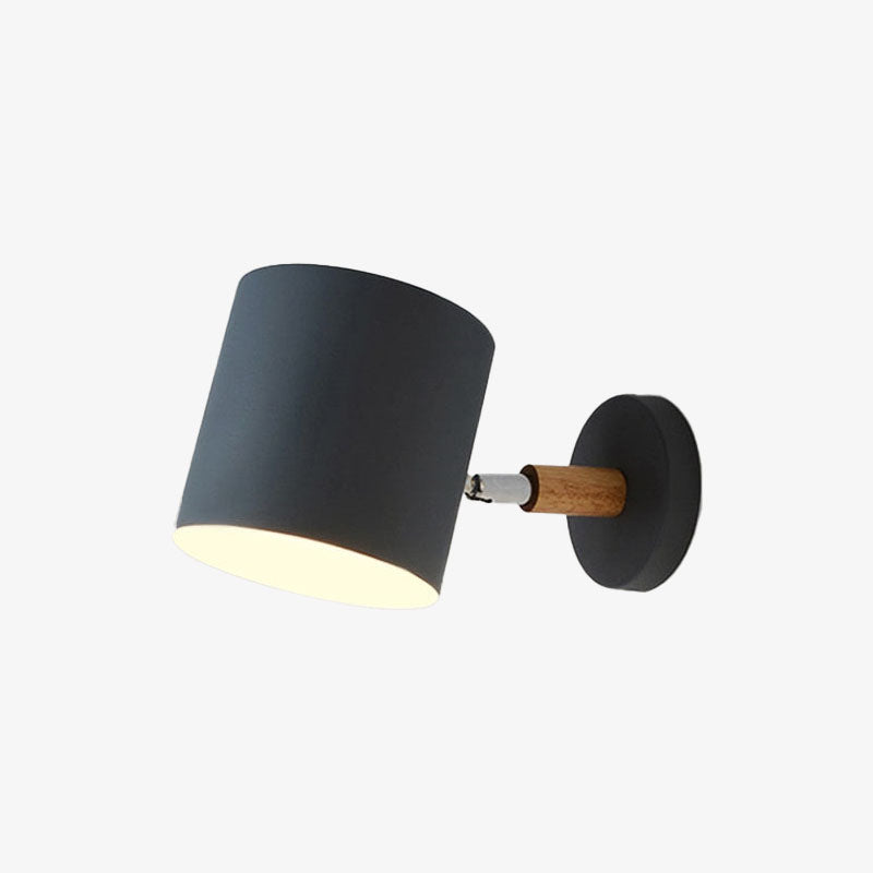 Nordisk vägglampa i metall med trädetalj för sovrum och vardagsrum