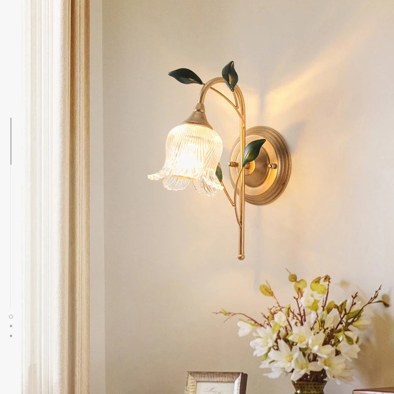 Fransk vägglampa i lantlig stil med blomformad glaskupa