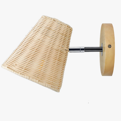 Vägglampa i rotting och trä för sovrum och vardagsrum